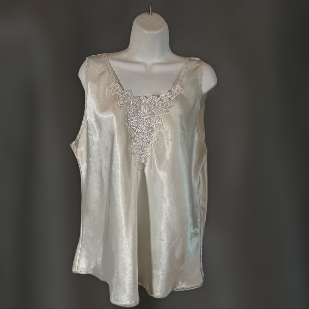 Vintage Romantic moods off white embroidered neck sleeveless silk top ivory
